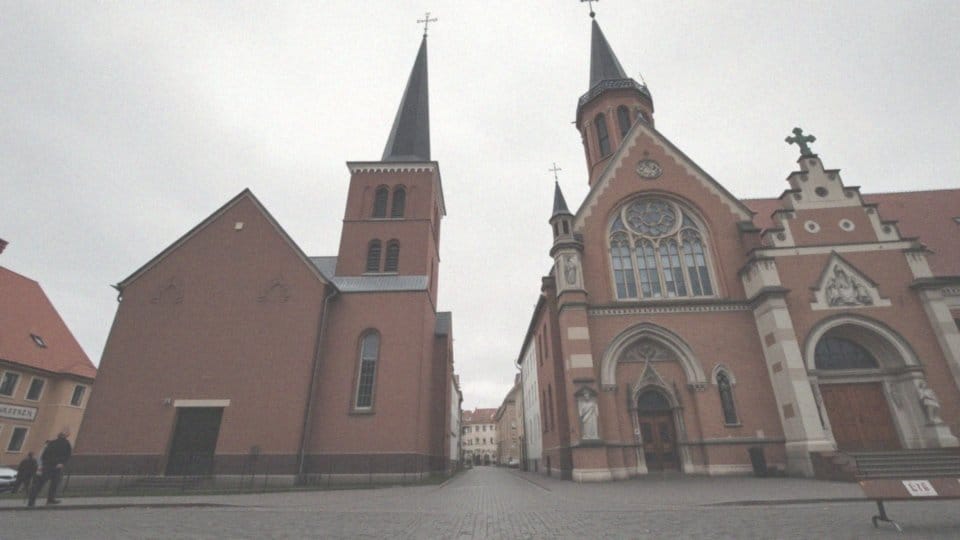 Jak religijne praktyki różnią się w kościołach protestanckich i katolickich?